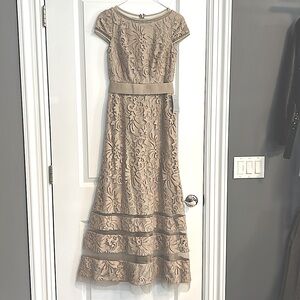 TADASHI SHOJI evening gown.Size 2P. Brand new,never worn. Original belt included